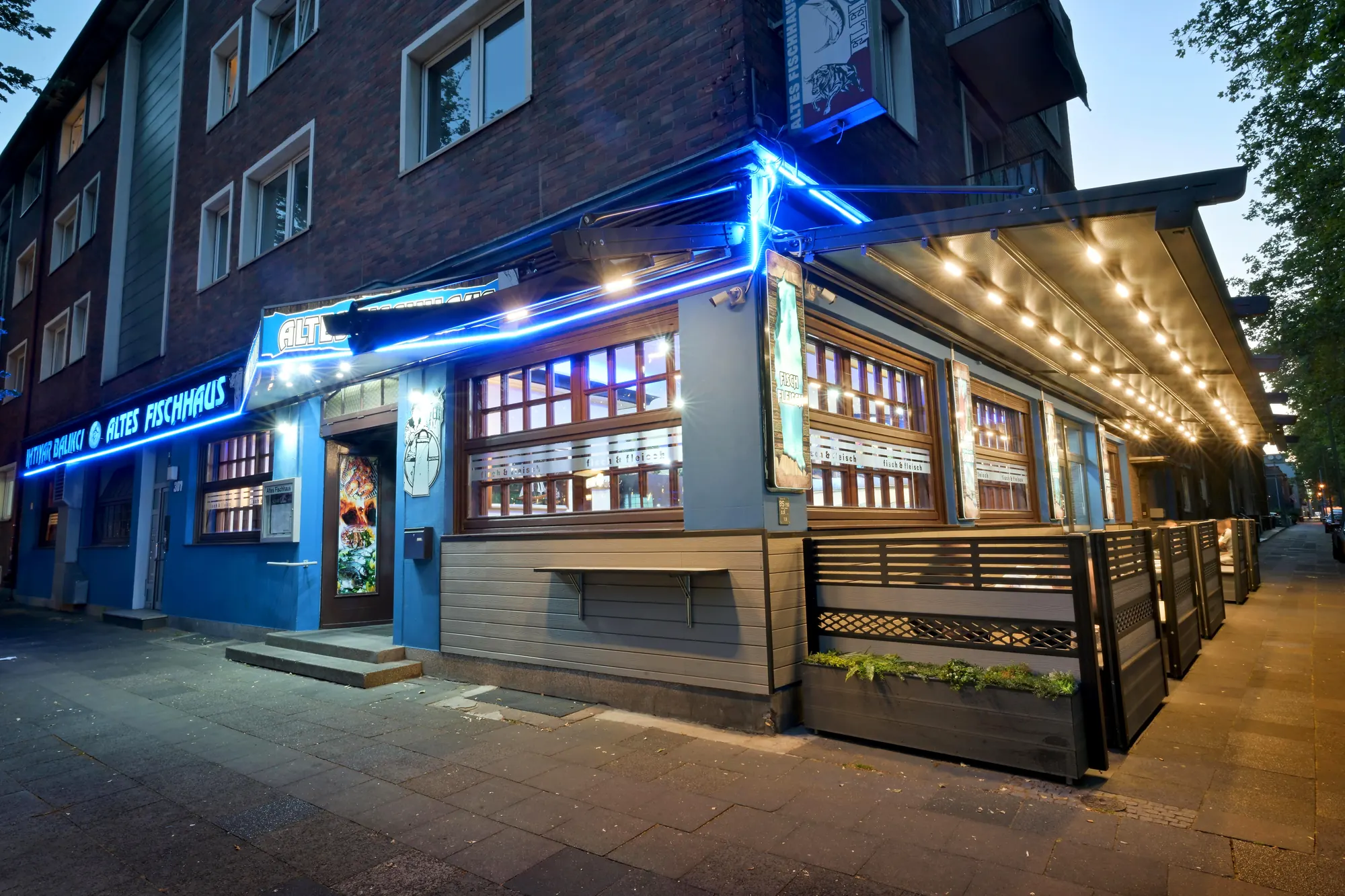 Altes Fischhaus, Heerstraße 301, am Abend