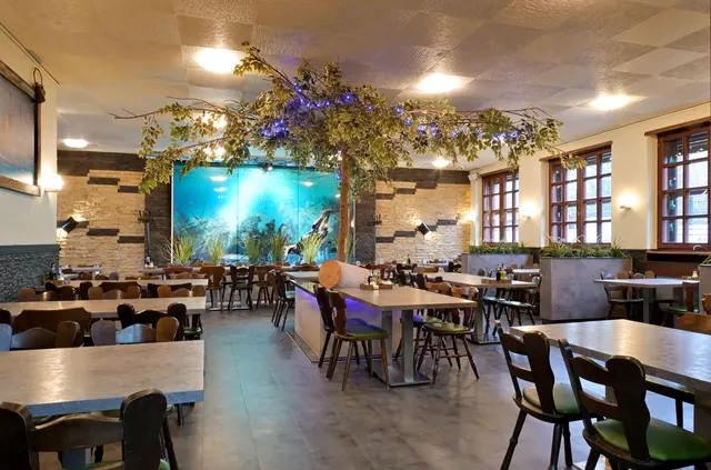 Saal mit Baum und Meeresbild im İhtiyar Balıkçı