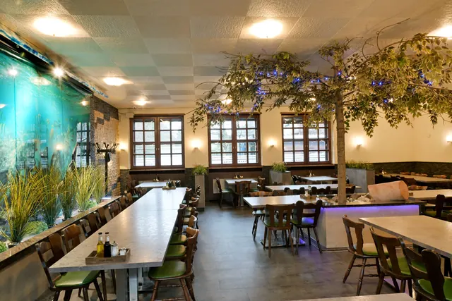 Saal mit langen Tafeln
