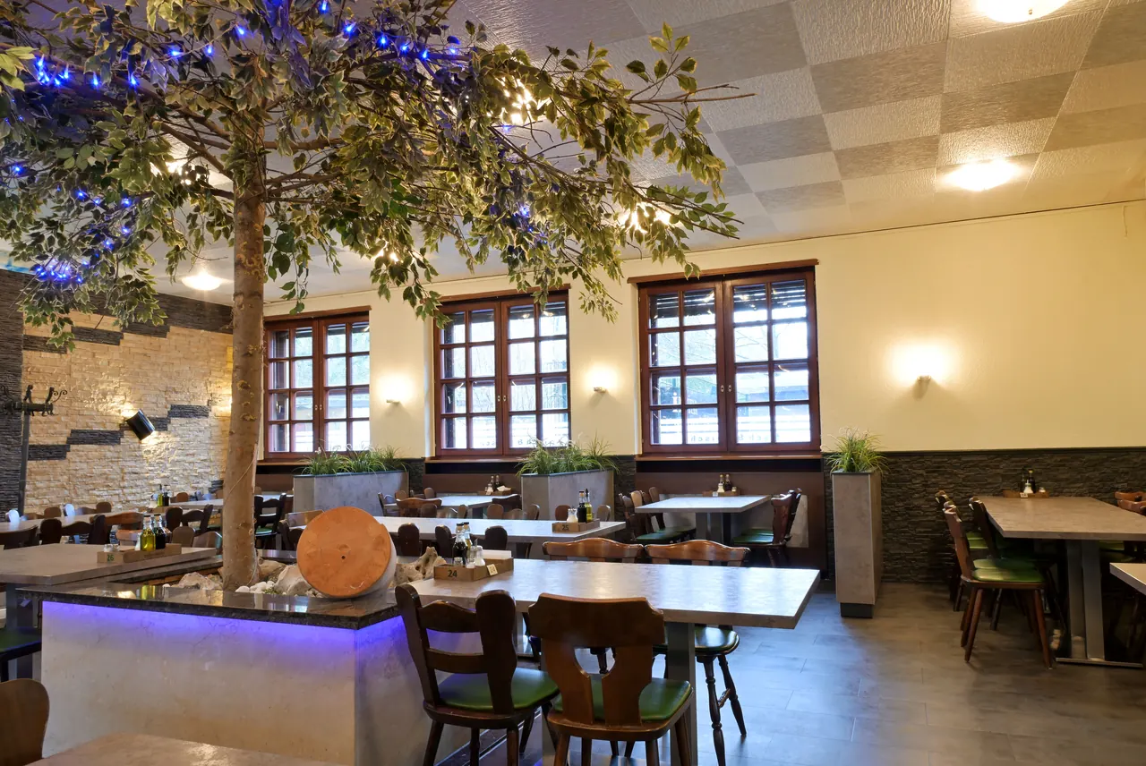 Theke und Baum im Saal