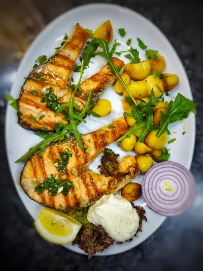 ستيك السلمون مع بطاطا محمرة