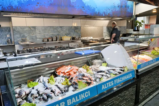 Fischtheke im Alten Fischhaus mit Fisch auf Eis